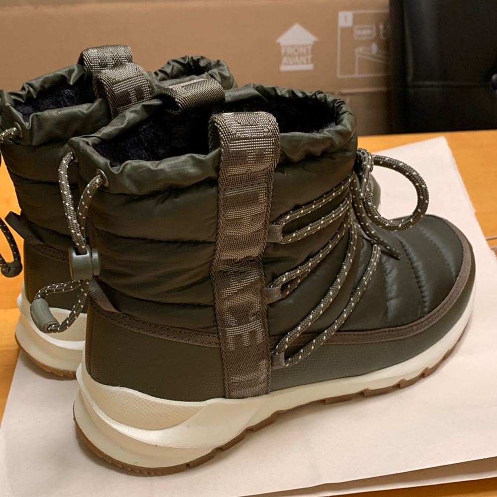 New No boxThe North Face Thermoball Lace Up Insulated Boots-Womens 9Taupe Green